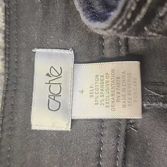 Black Cache stretchy size 4 Bermuda shorts. - Picture 3 of 3